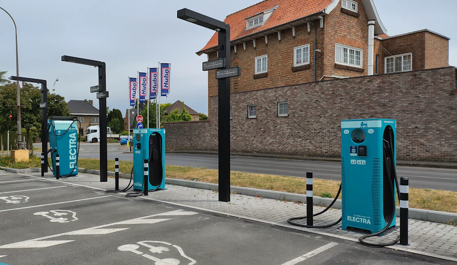 Pontos de recarga de veículos elétricos em estacionamento