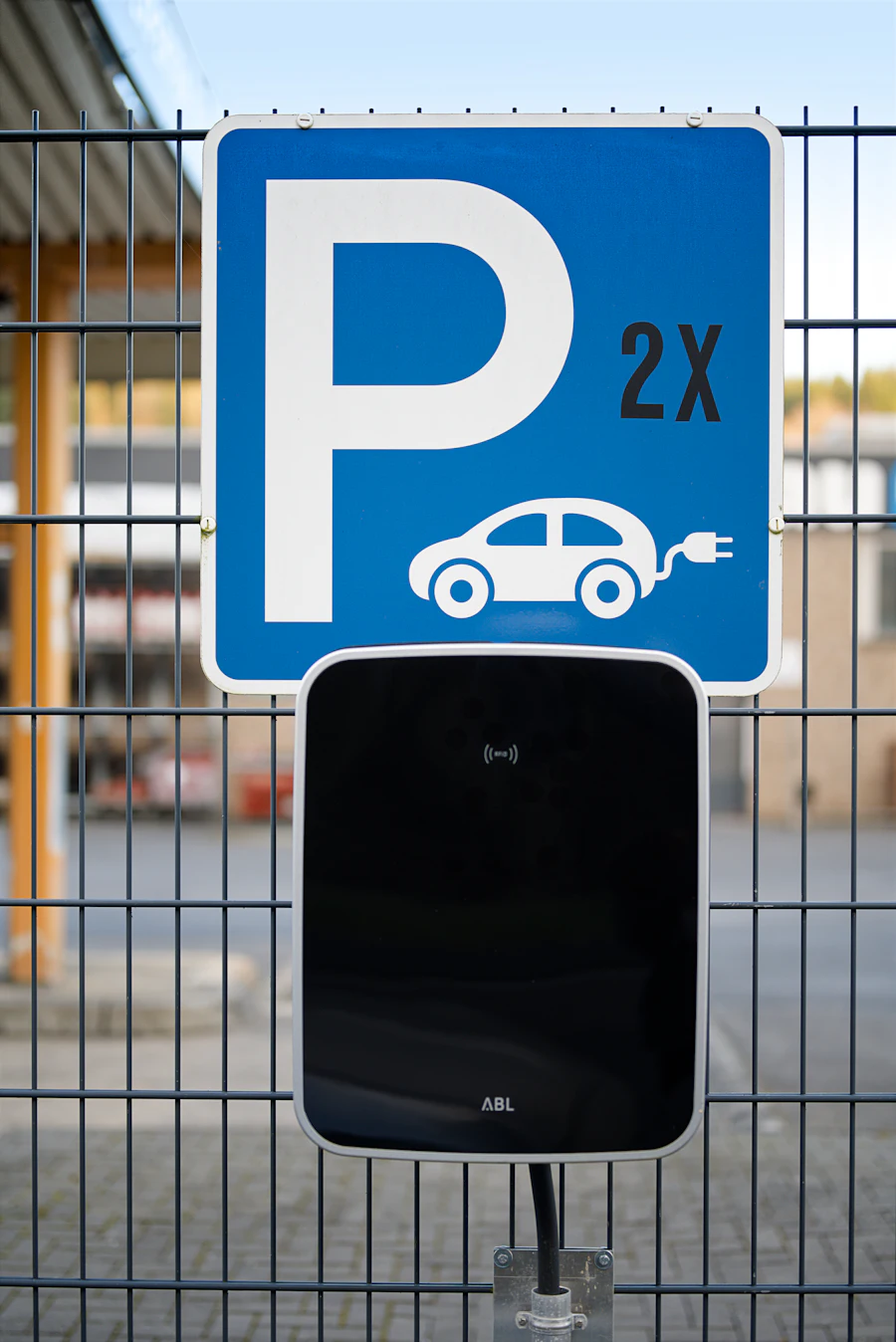 Estação de recarga de veículo elétrico em área de estacionamento